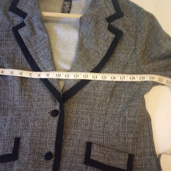 Sag Harbor waist length blazer with satin trimmed lapel and  buttons - Picture 7 of 10